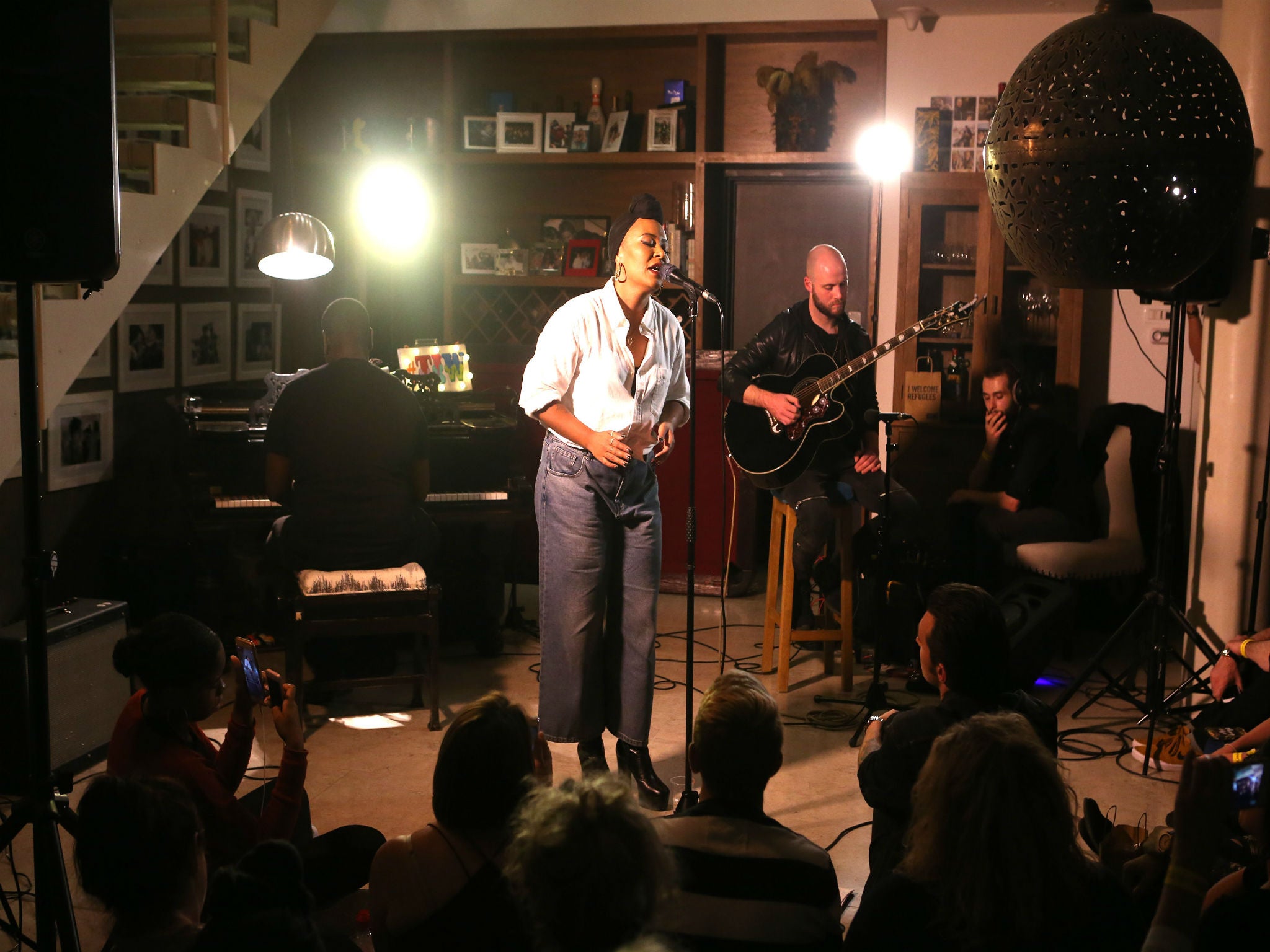 Emeli Sande performs in Sam Branson’s home in London