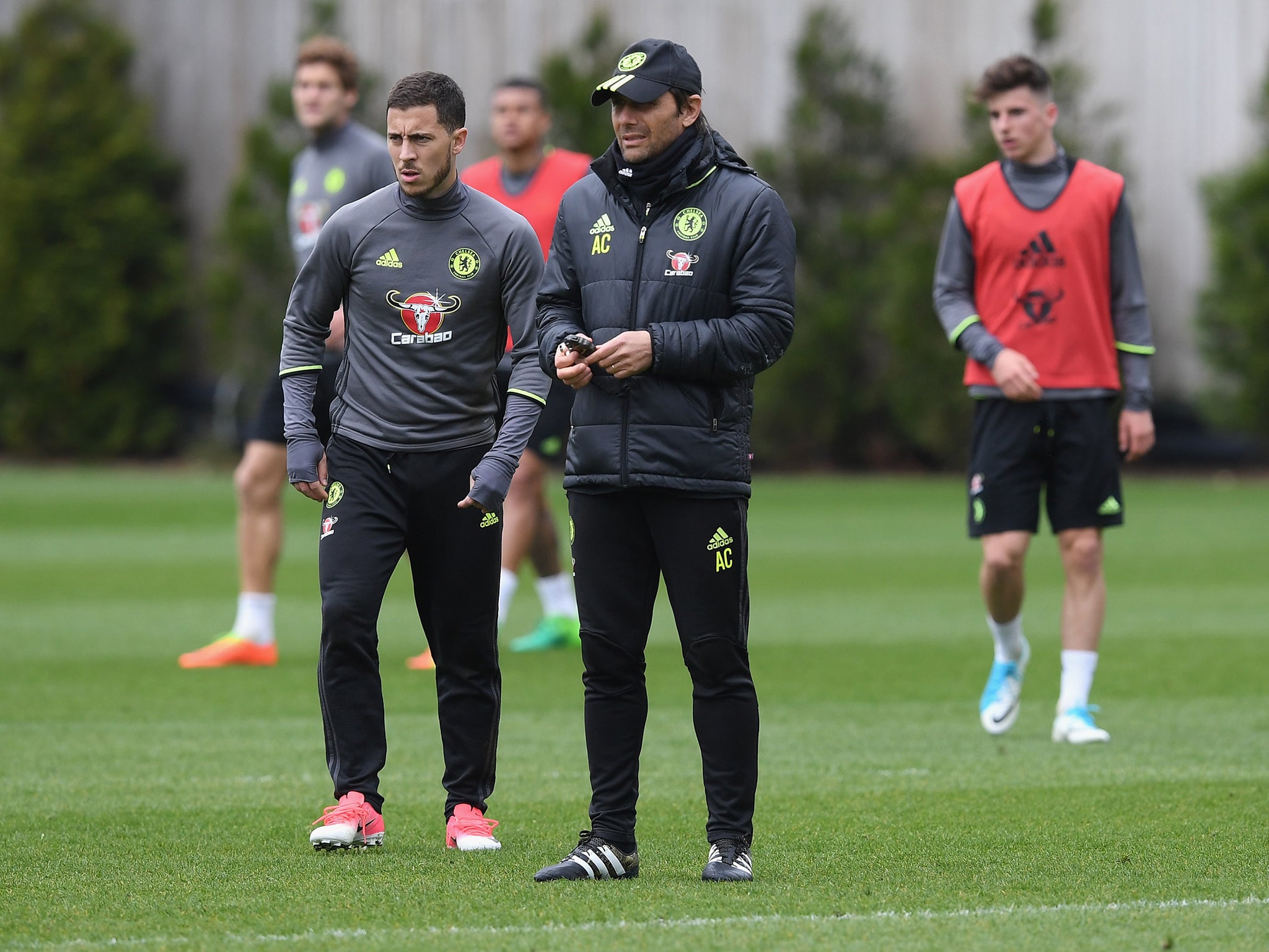 Eden Hazard with manager Antonio Conte in training