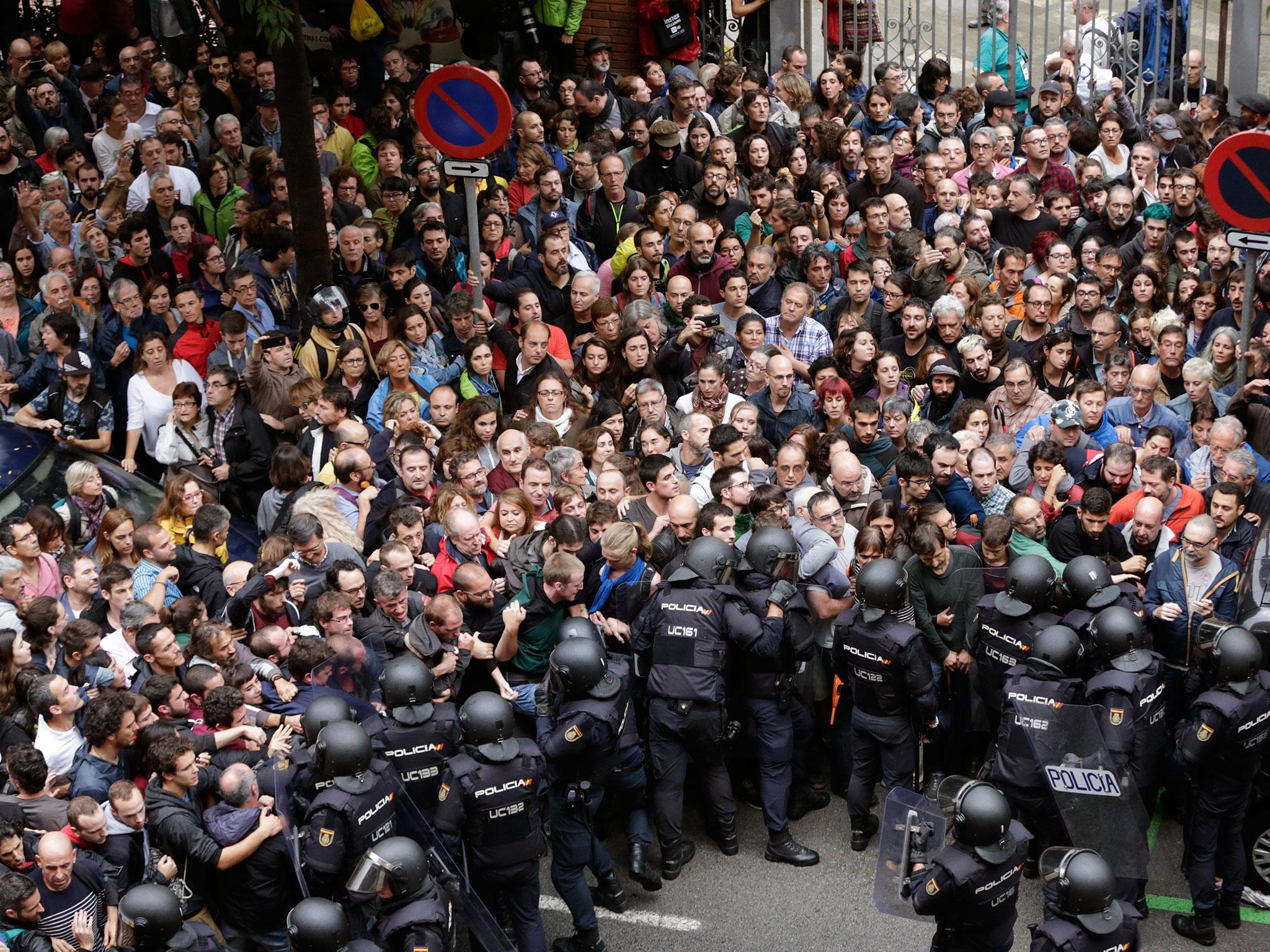 Hundreds injured as Spanish riot police try to stop referendum voters