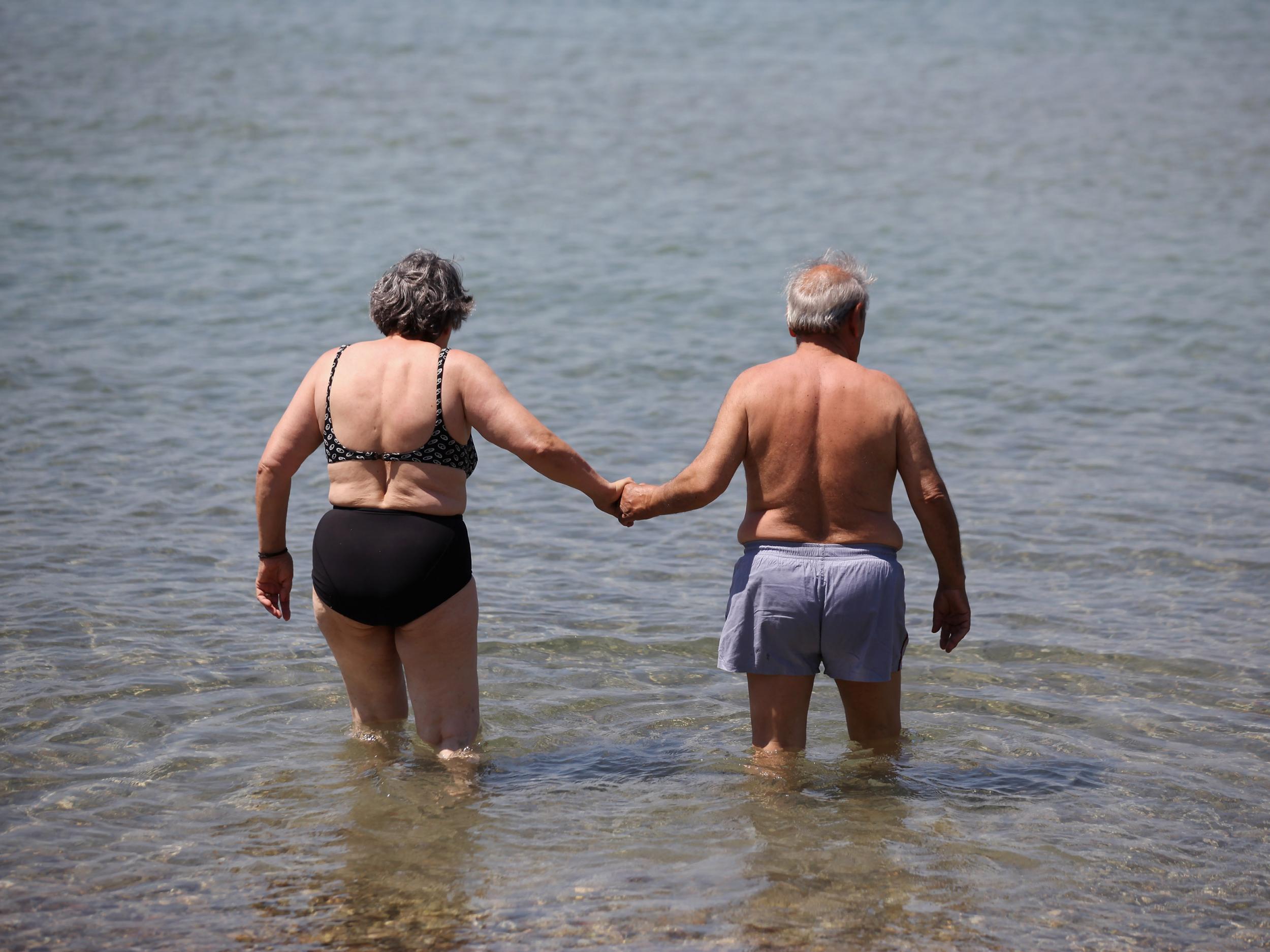 Holding hands leaves you more confident of being loved by your partner