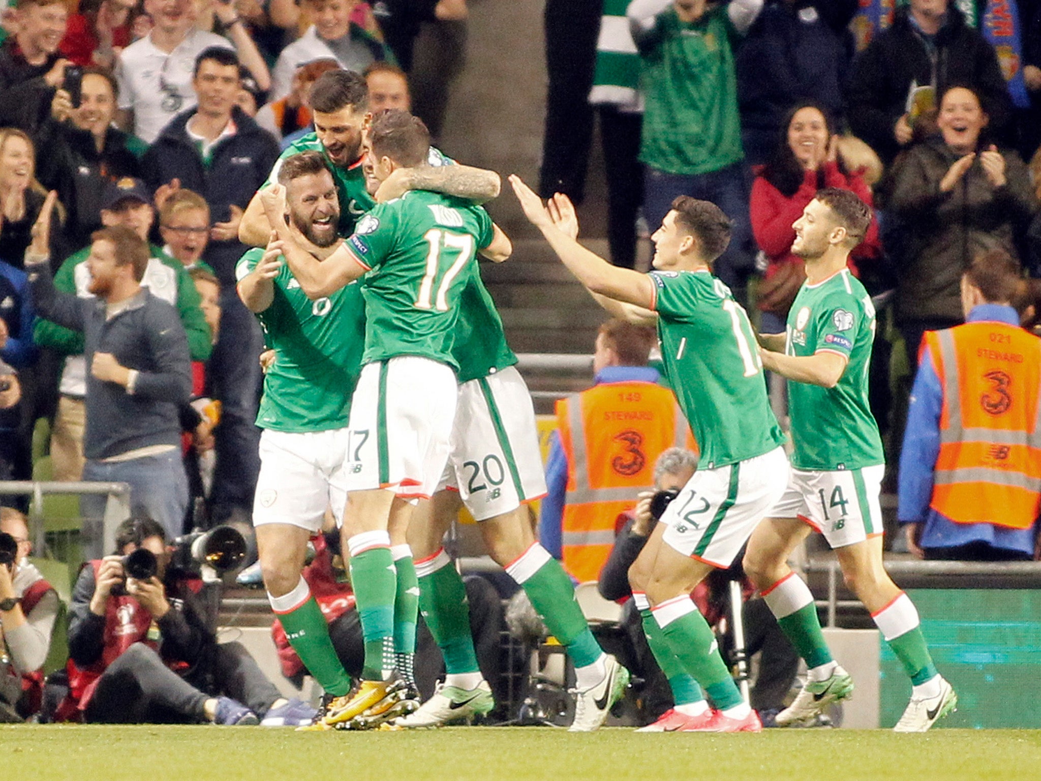 Ireland celebrate with goal scorer Daryl Murphy