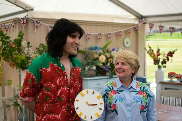 Noel Fielding and Sandi Toksvig give the bakers a time check
