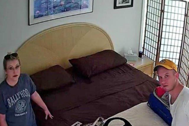 Derek Starnes y su esposa fueron grabados en el dormitorio de su alquiler de Airbnb