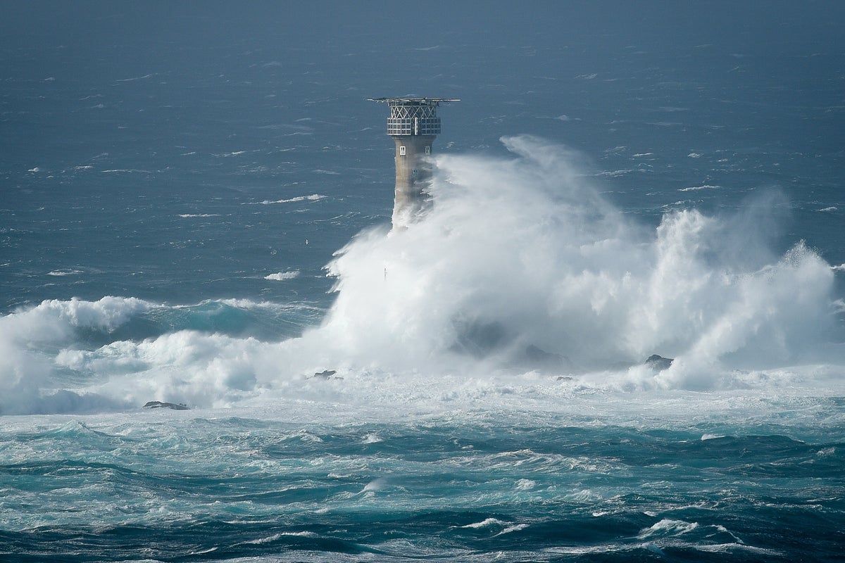 Locals told to buy earplugs to cope with faulty lighthouse alarm which sounds every 13 seconds