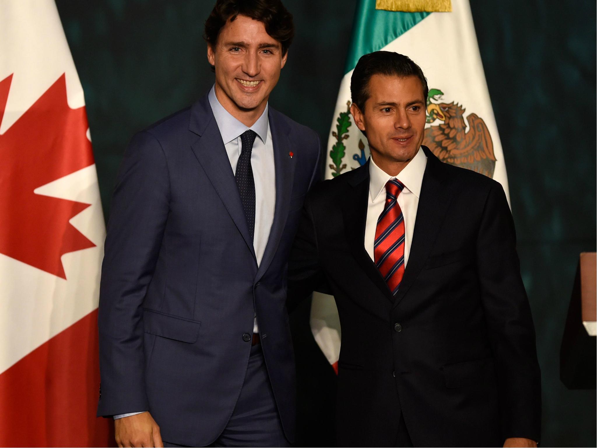 Canada's Prime Minister Justin Trudeau (L) and Mexican President Enrique Pena Nieto pose at the presidential palace in Mexico City on 12 October after discussing Nafta.