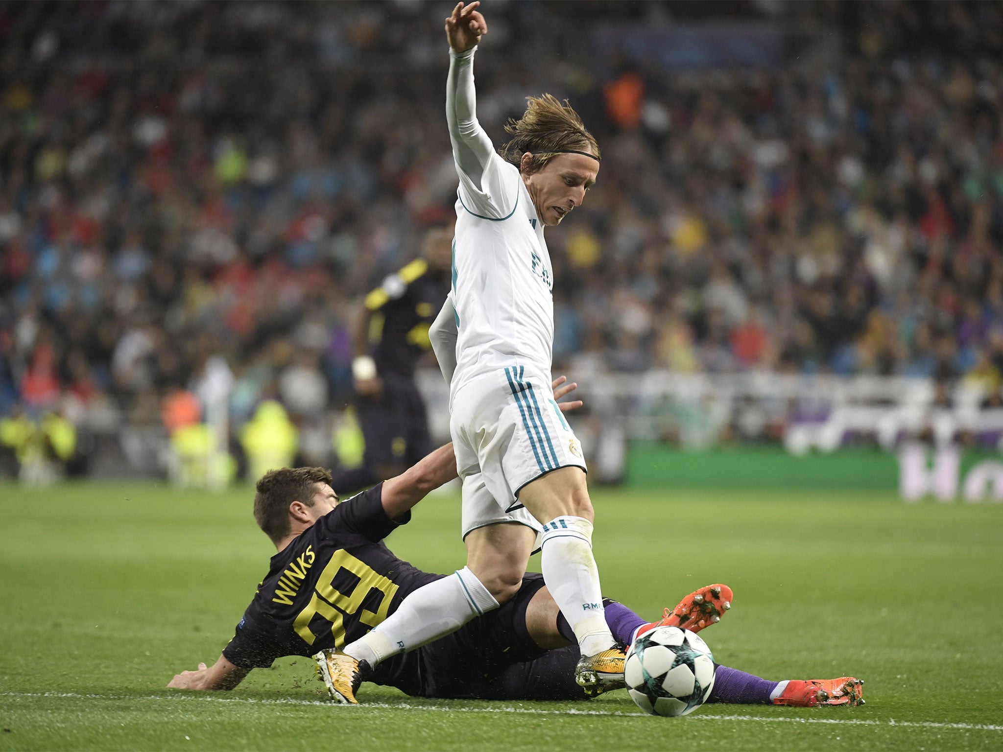 Winks tussles with Luka Modric in midfield