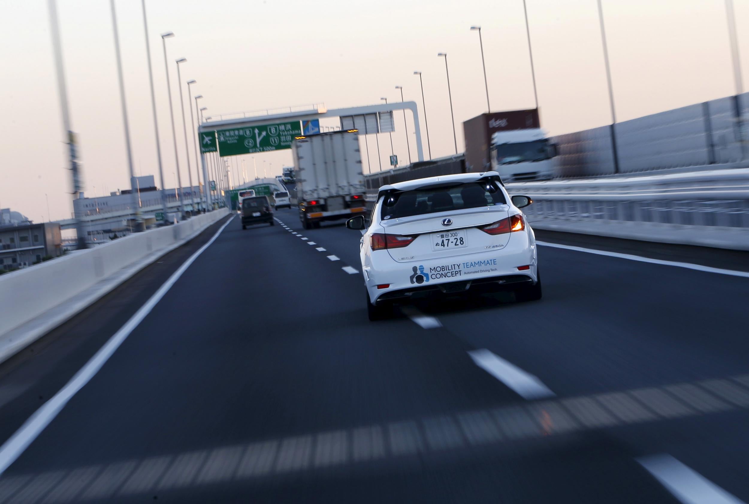 Беспилотный автомобиль на трассе. Селф драйвинг кар Тойота. The Ethics of driverless cars.