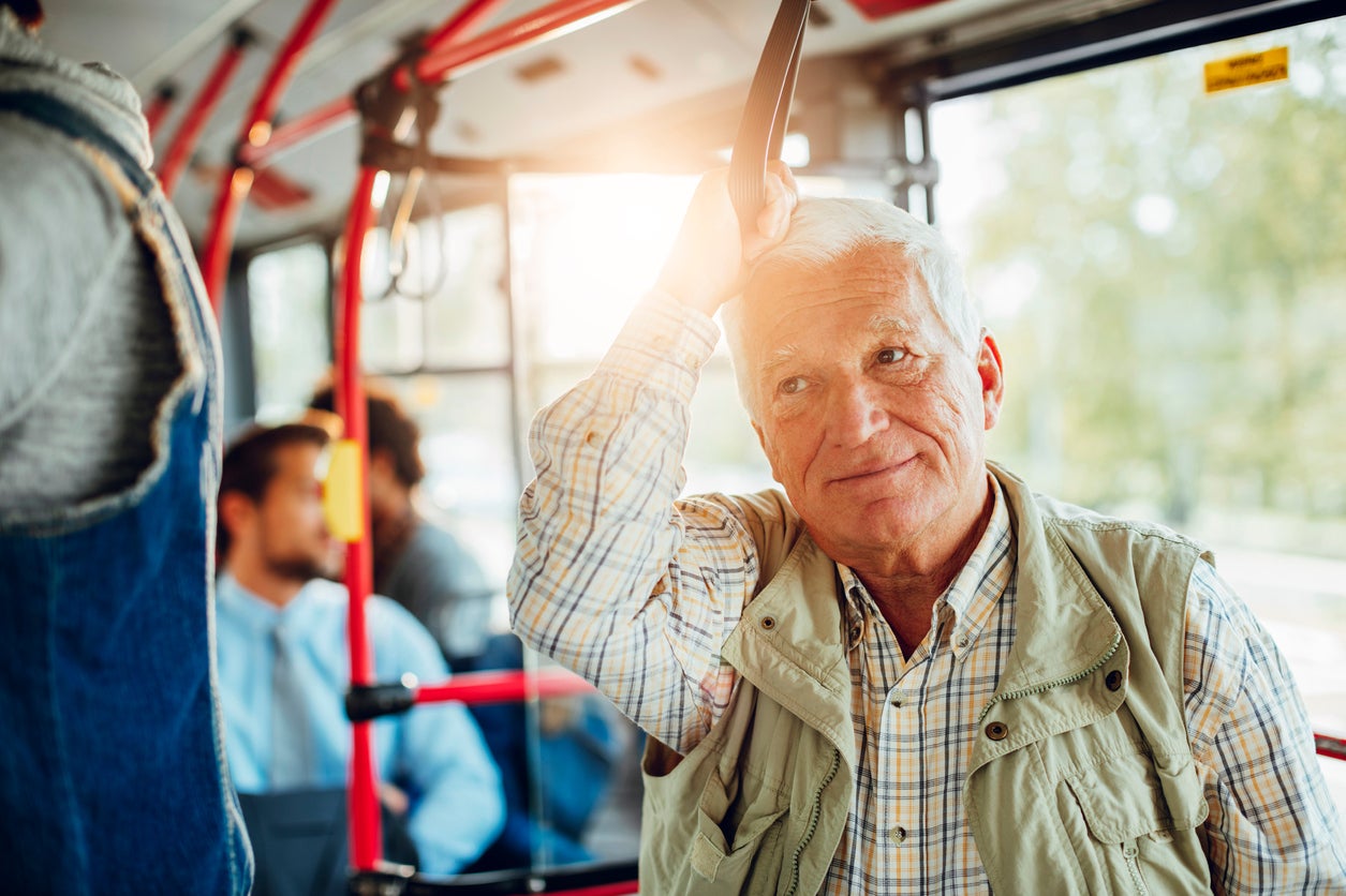 À Paris, les transports en commun enfin gratuits pour les plus de 65 ans ! Par Robin Ecoeur                                 Old-person-standing-on-bus