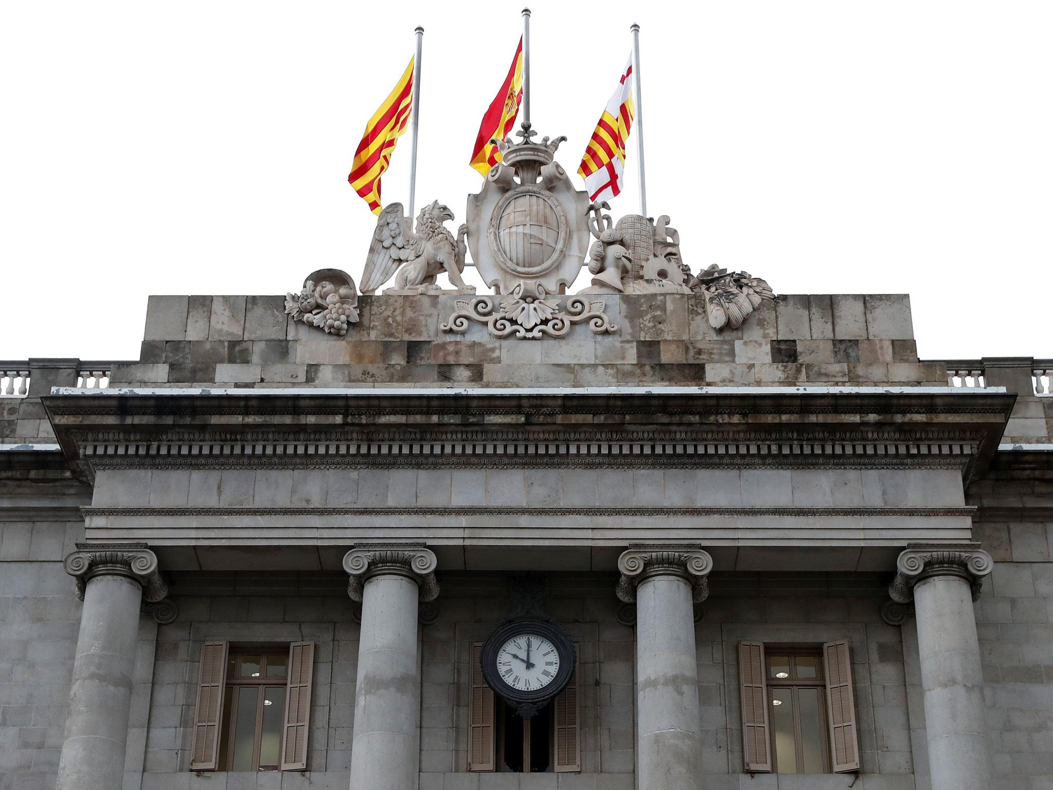 The regional government headquarters, the Generalitat, at ten o’clock: the final deadline set by Spain’s government for Catalan President Carles Puigdemont to retract an ambiguous independence declaration