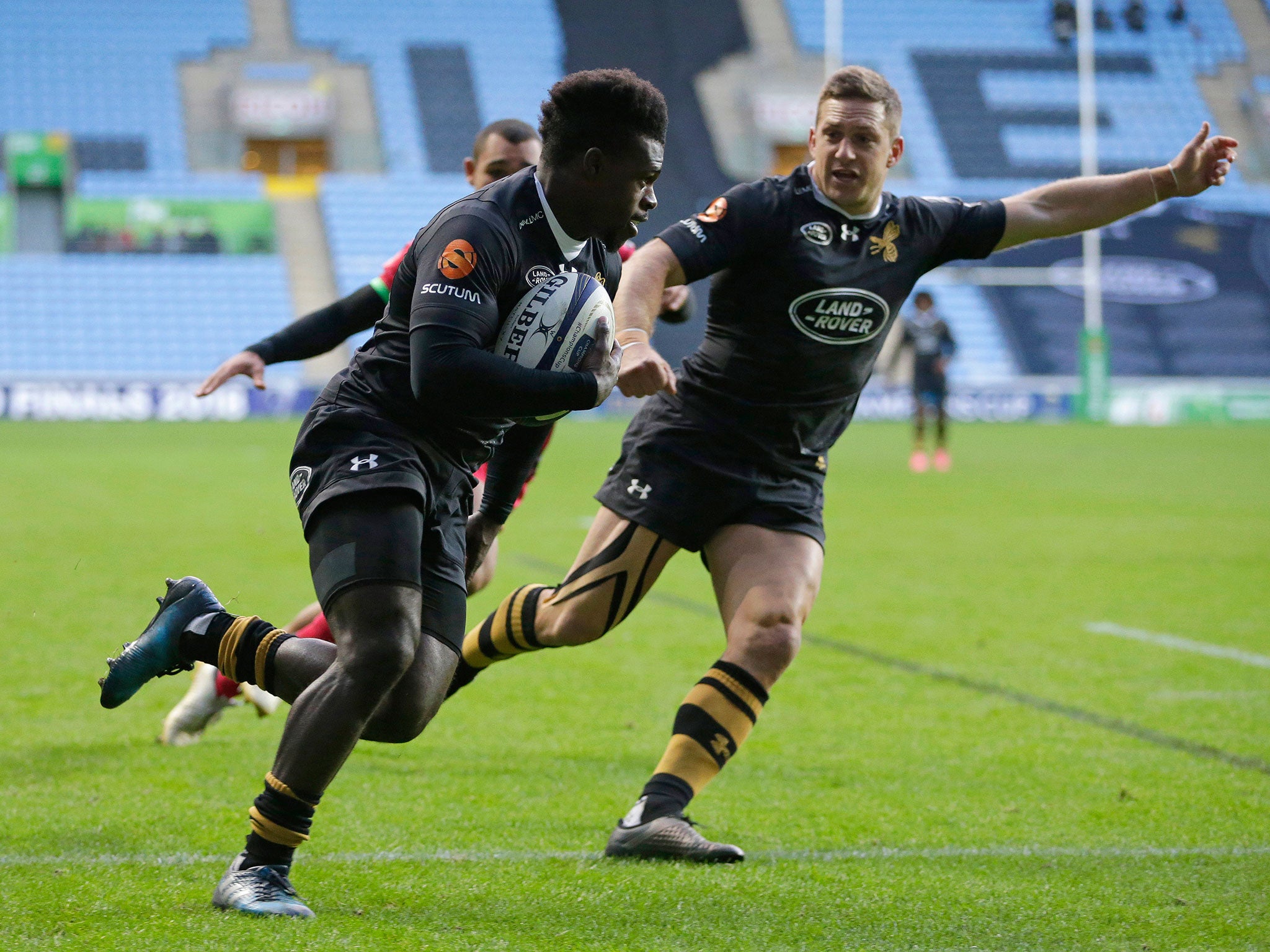 Christian Wade runs in to score Wasps' second try of the match