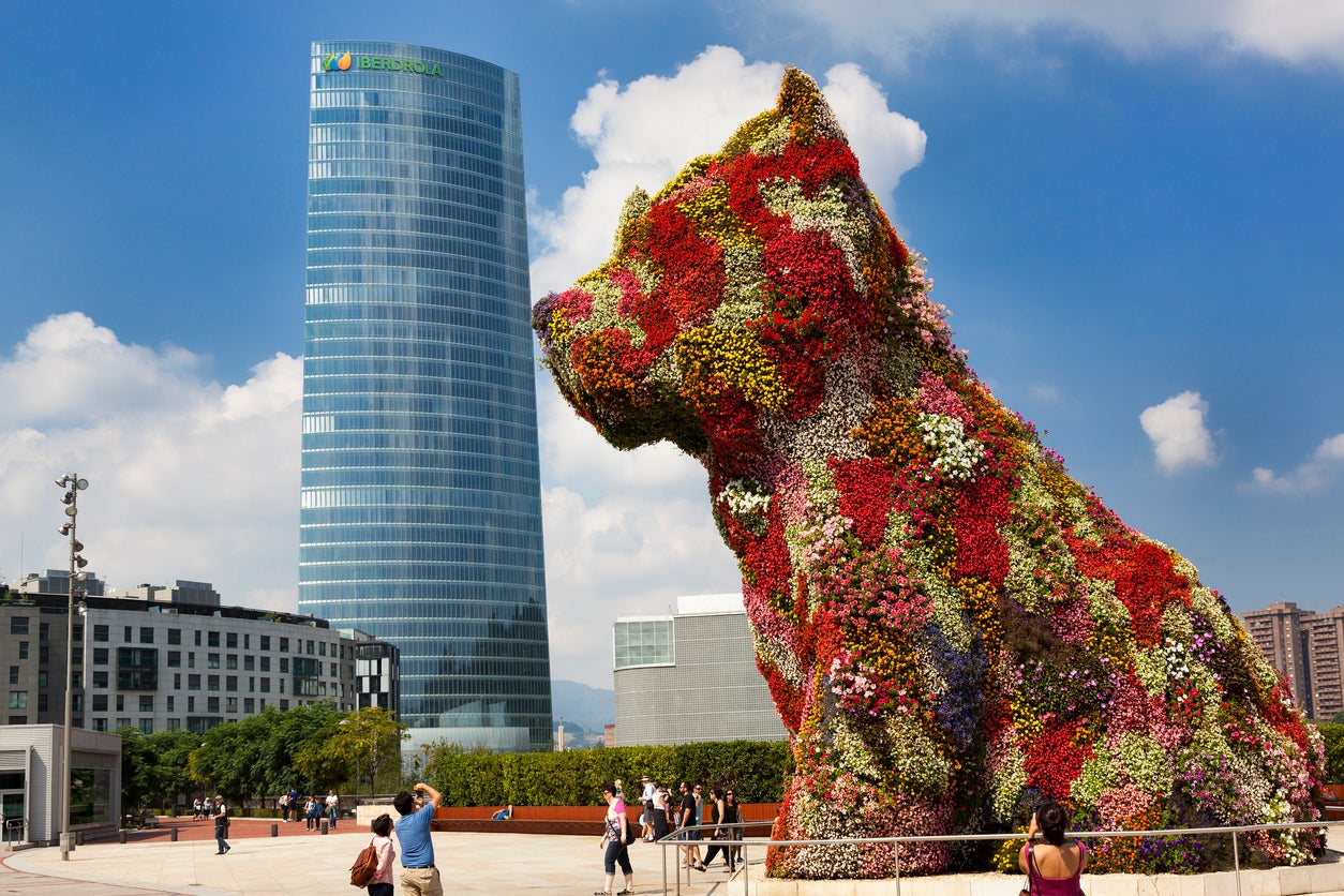 Jeff Koons‘ giant topiary dog sits outside the Guggenheim (Getty)