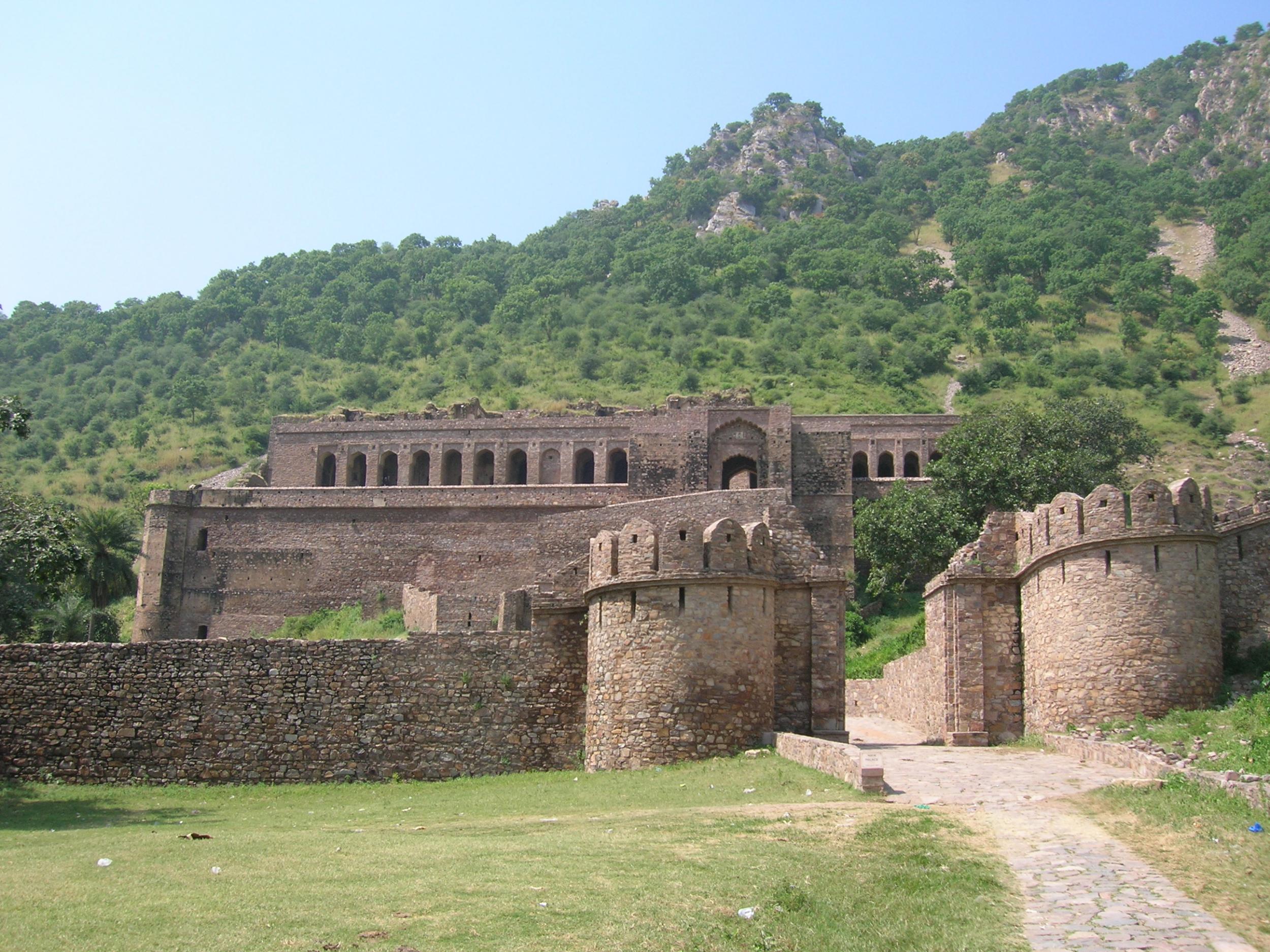 Bhangarh Fort, said to be haunted by ghosts including a beautiful princess and an evil wizard (Getty/iStock)