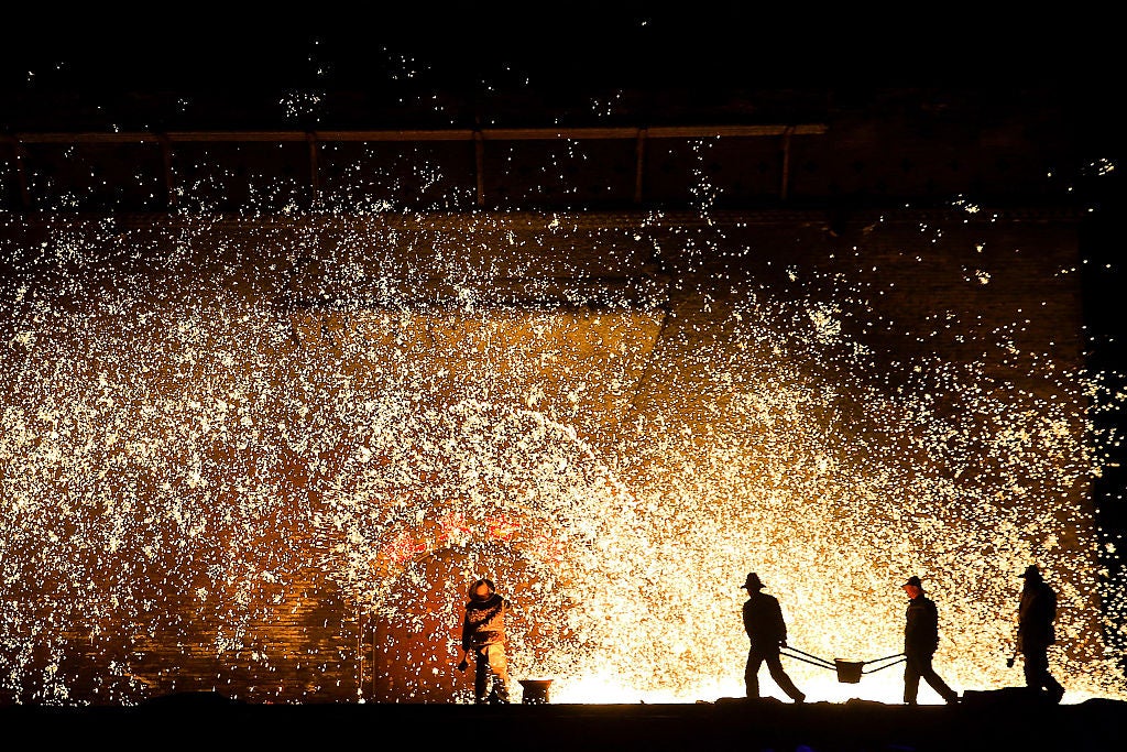 Nuanquan locals create fireworks using molten metal