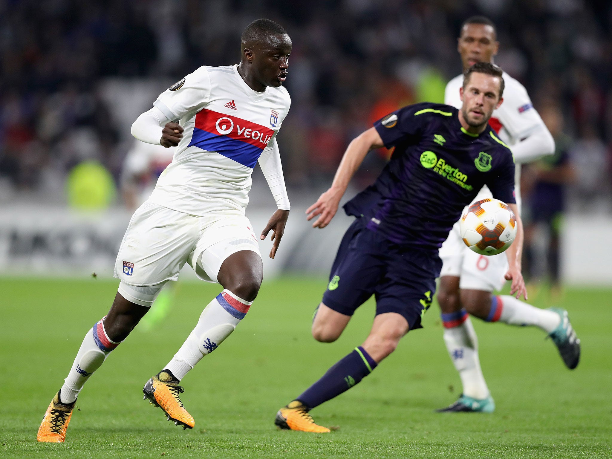 Mouctar Diakhaby attempts to get away from Gylfi Sigurdsson