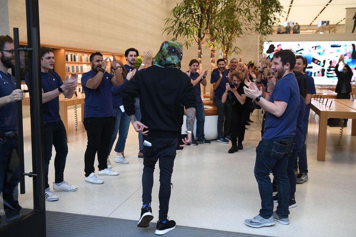 iPhone X release: Man who was at front of Apple Store queue couldn't ...