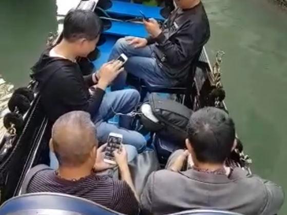 A gondolier was appalled in Venice to see a group of tourists looking at their phones instead of the canals (Facebook)