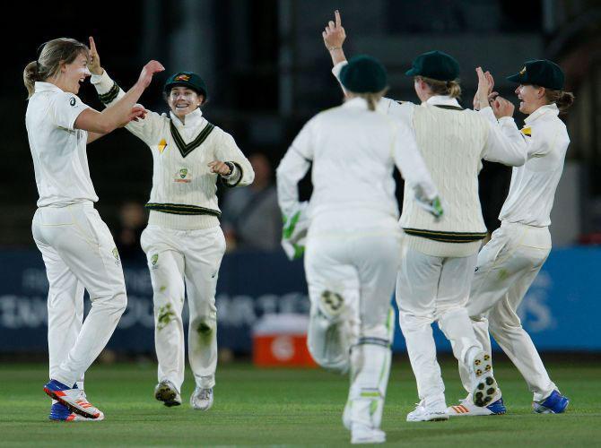 Late wickets saw Australia battle back into the first Test in Sydney