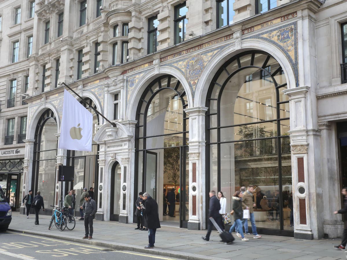 Moped Gang Smashes Into Apple Store On London S Regent Street And Makes Off With Iphones Ipads And Watches The Independent The Independent