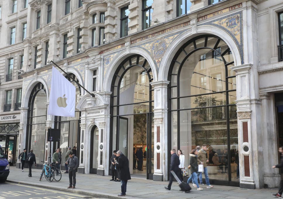 Moped Gang Smashes Into Apple Store On London S Regent Street And