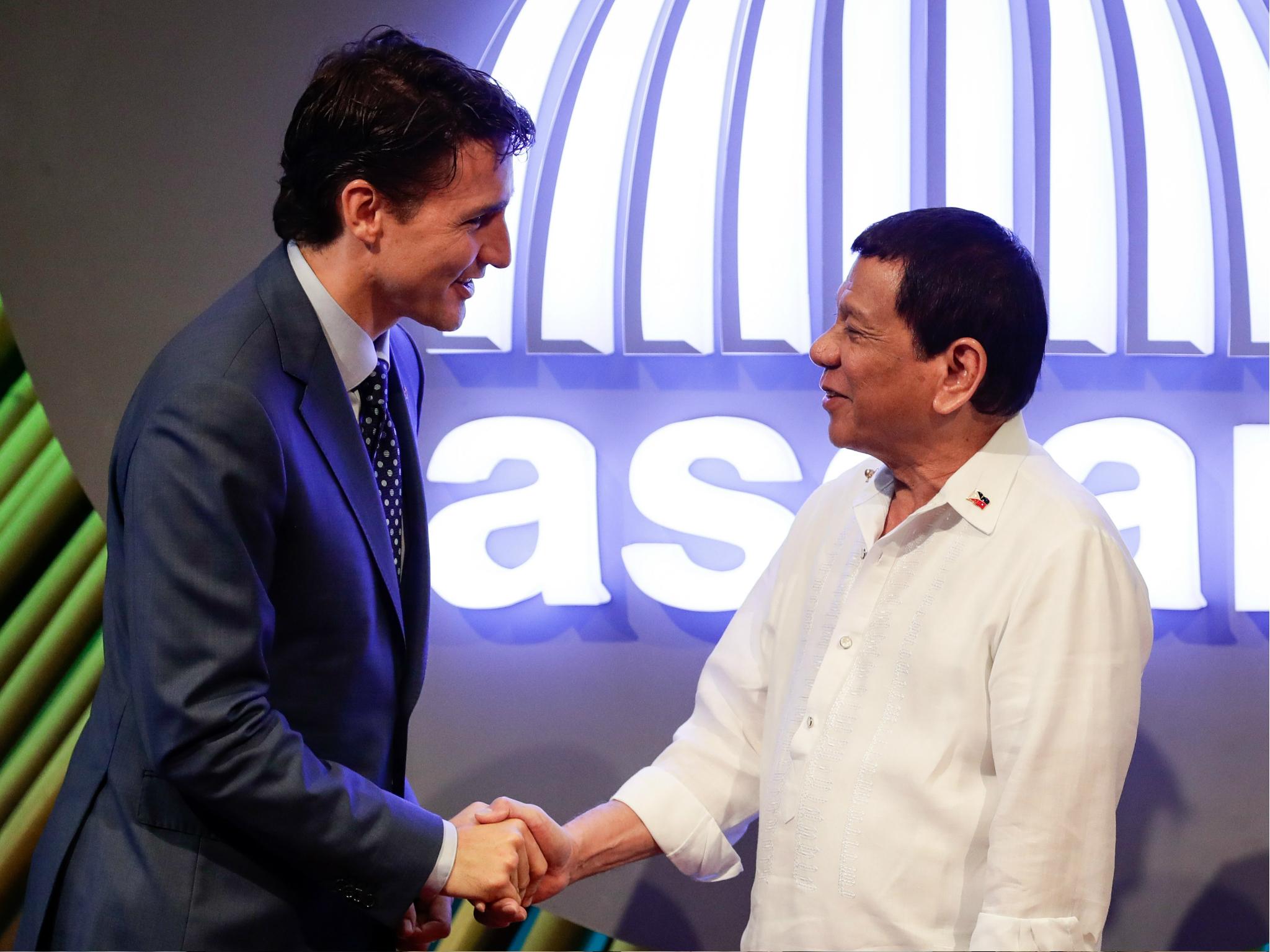 Canadian Prime Minister Justin Trudeau shakes hands with Philippine President Rodrigo Duterte at the 31st Association of Southeast Asian Nations (ASEAN) Summit in Manila on 13 November 2017.