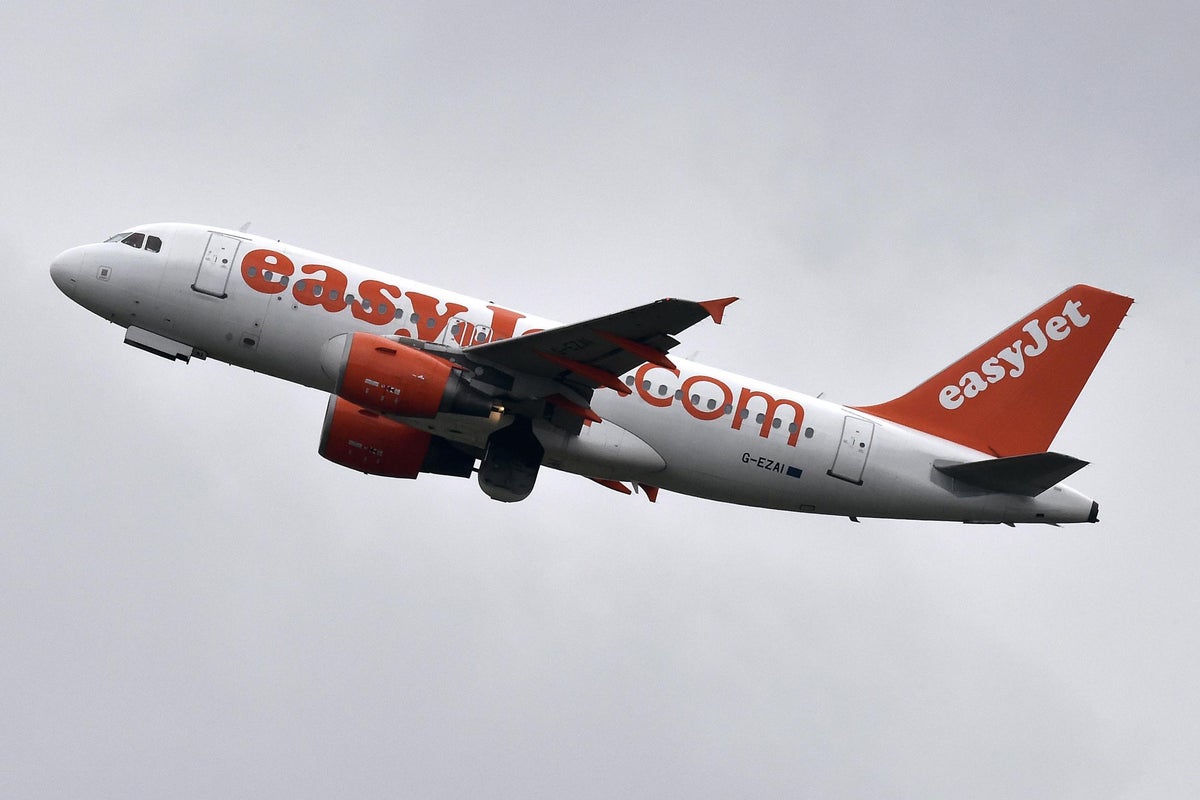 Why the video of an easyJet engineer fixing a plane engine with 'tape ...