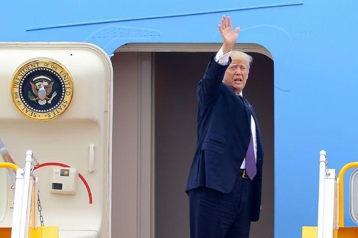 Donald Trump waves as before boarding Air Force One to depart to the Philippines