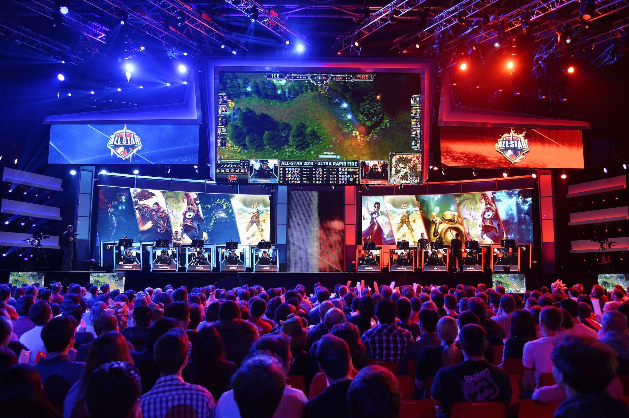 Visitors watch international teams play during the tournament of the computer game "League of Legends" on May 8, 2014 in Paris