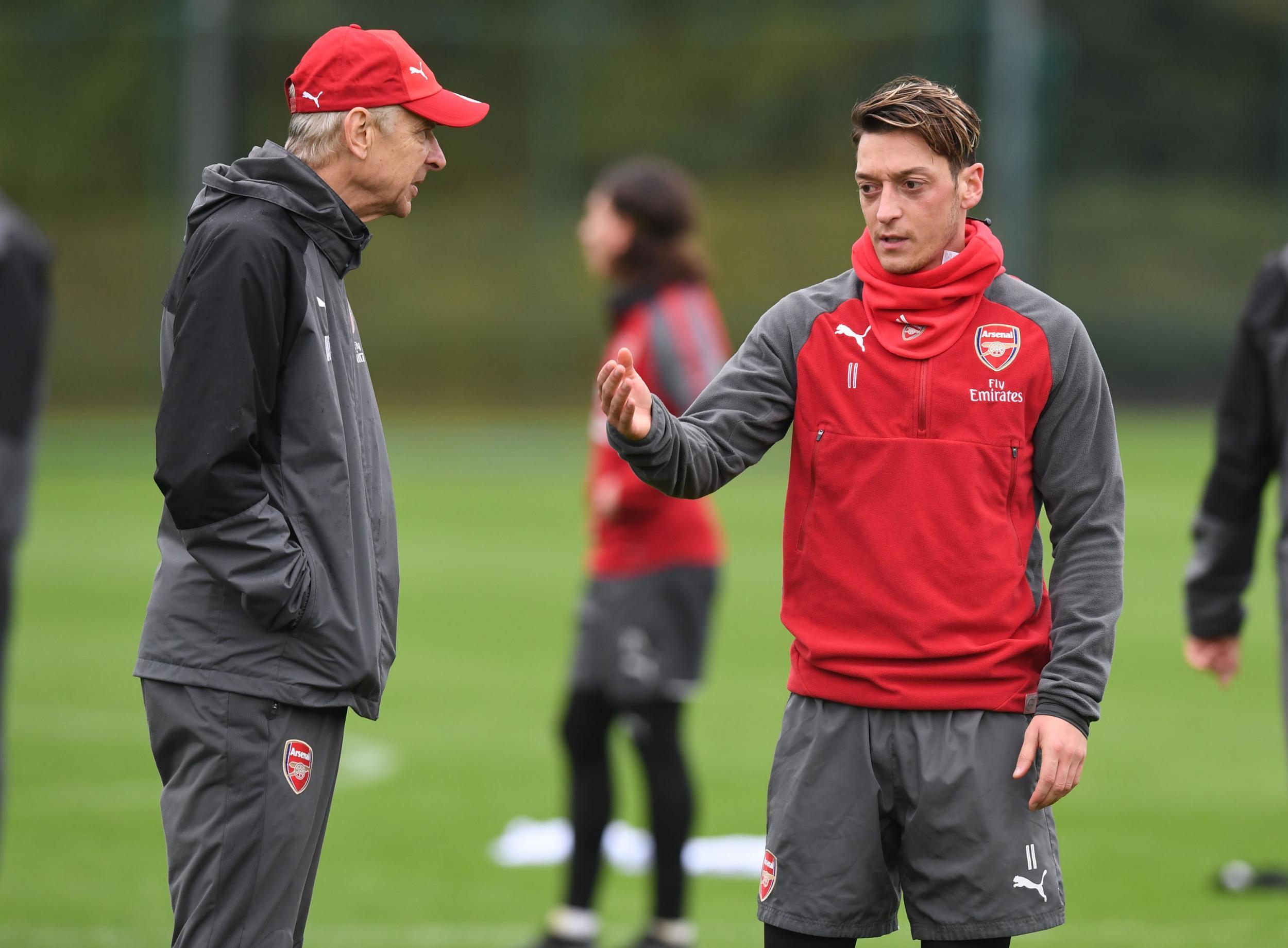 Arsene Wenger in discussion with Mesut Ozil in training