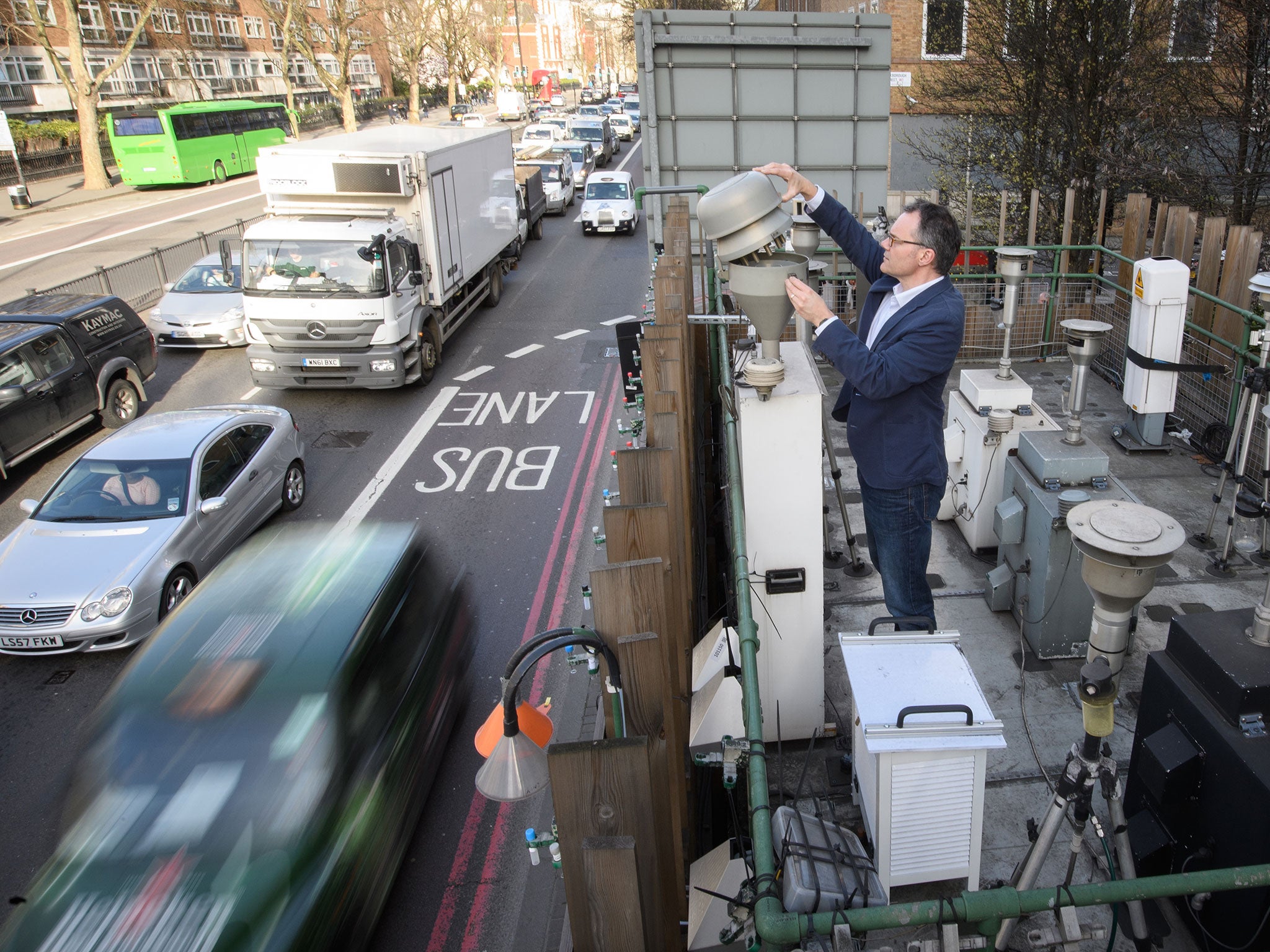 A pollution measurement station on Marylebone Road in central London; the Government estimates that meeting targets for the pollutant nitrogen dioxide will not be achieved until 2026.