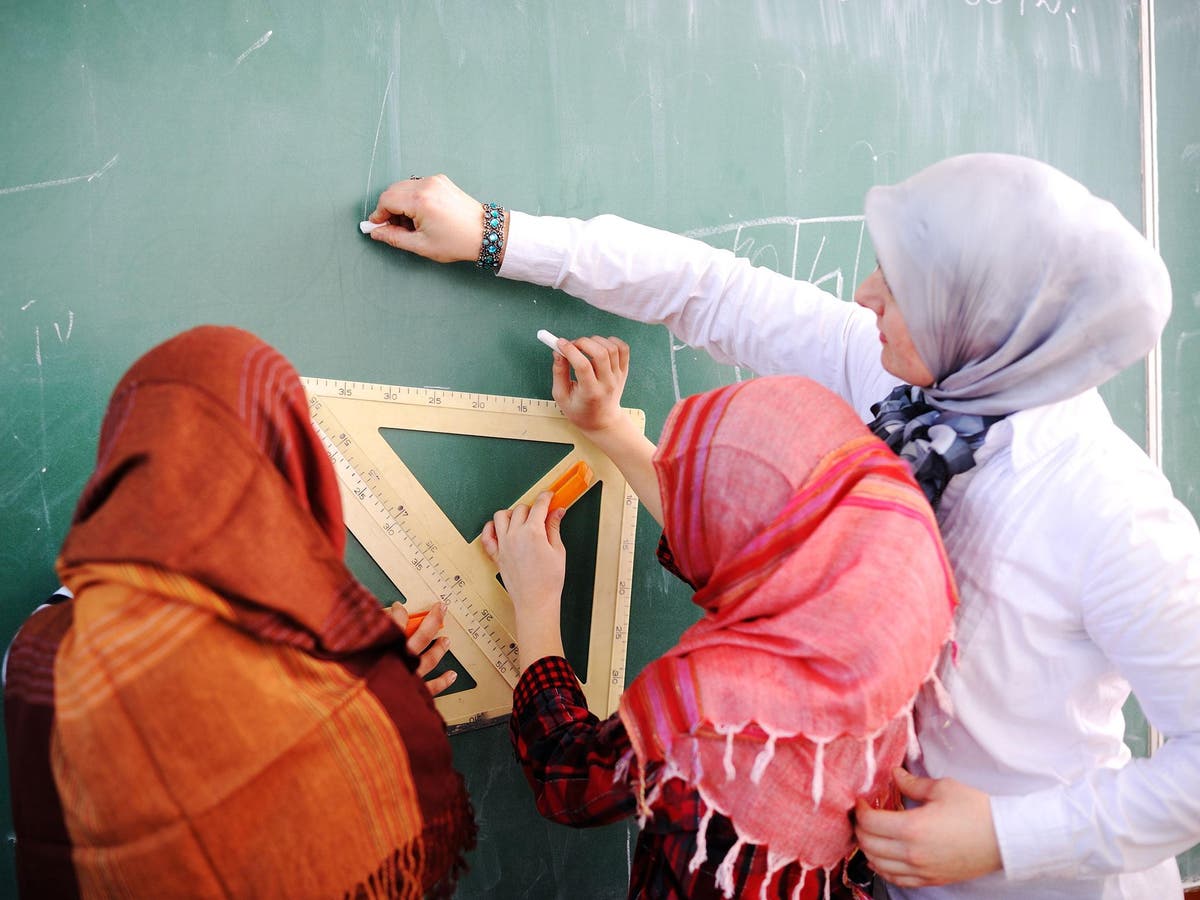 I agree the hijab should be banned for very young girls in primary ...