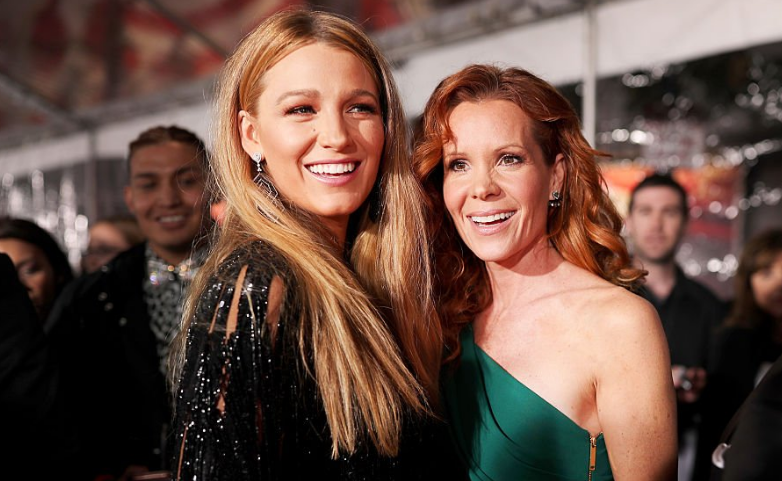 Blake (left) and Robin Lively (right) at the 2017 People's Choice Awards.