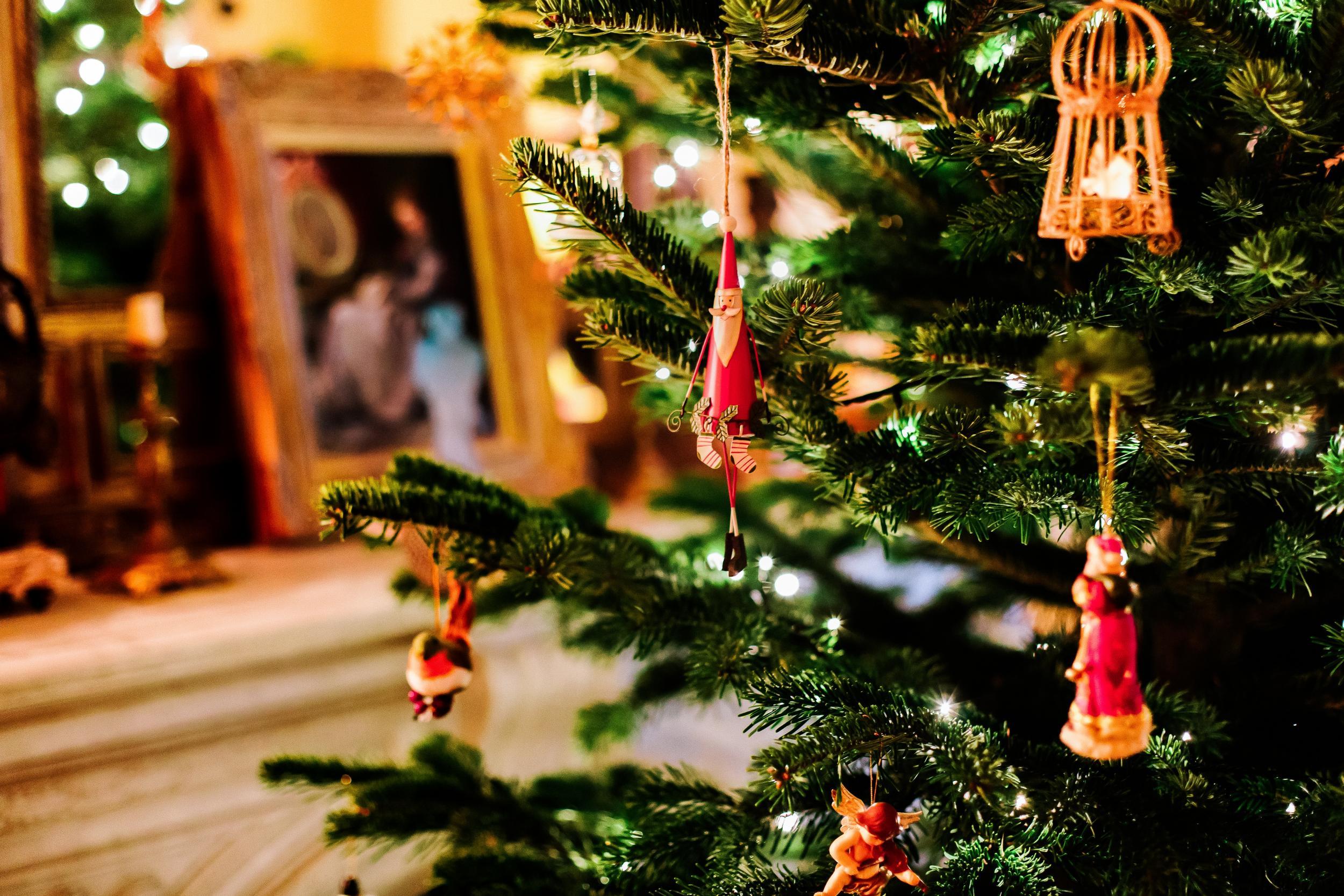 People who put up Christmas decorations early are happier, experts ...
