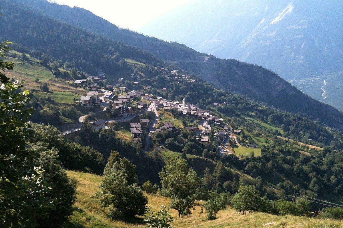 Three dead, including two Brits, after plane crash in Switzerland