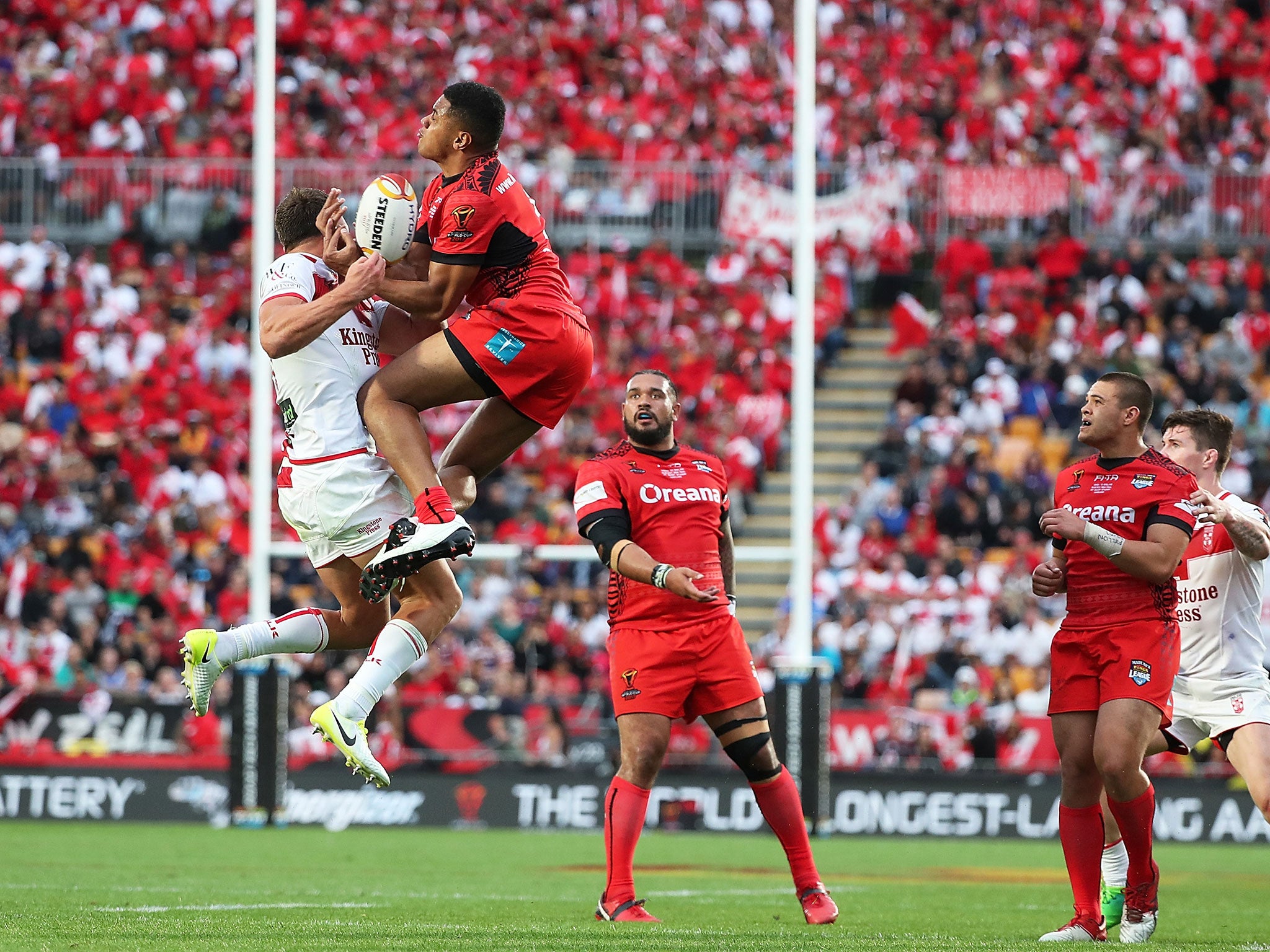 David Fusitua and Samuel Burgess compete for a high ball