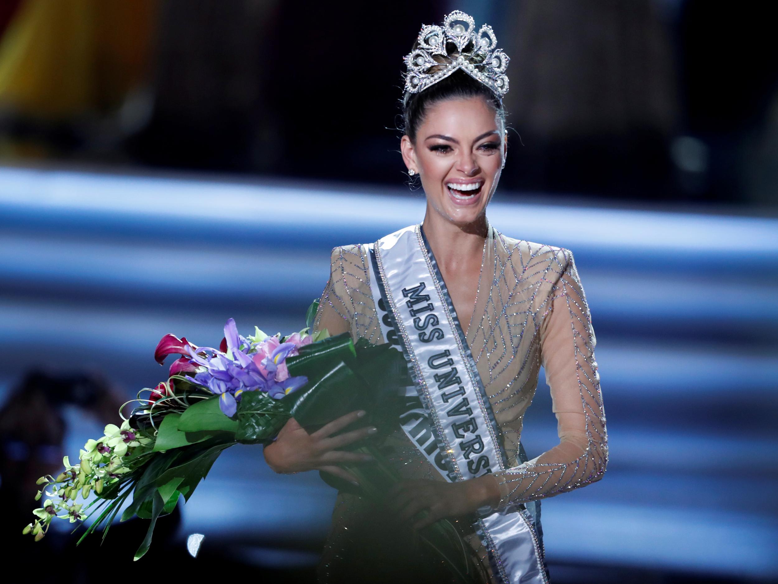 Miss South Africa Demi Leigh Nel Peters Is Crowned Miss Universe 2017