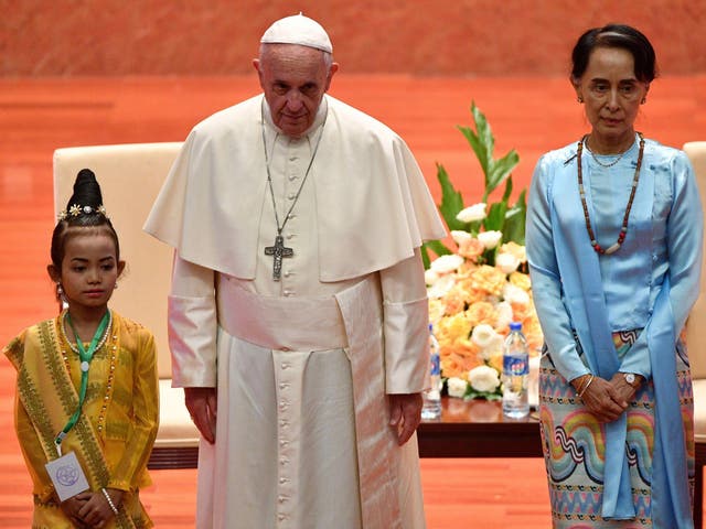 Pope Francis stands beside Myanmar's civilian leader Aung San Suu Kyi during an event in Naypyidaw