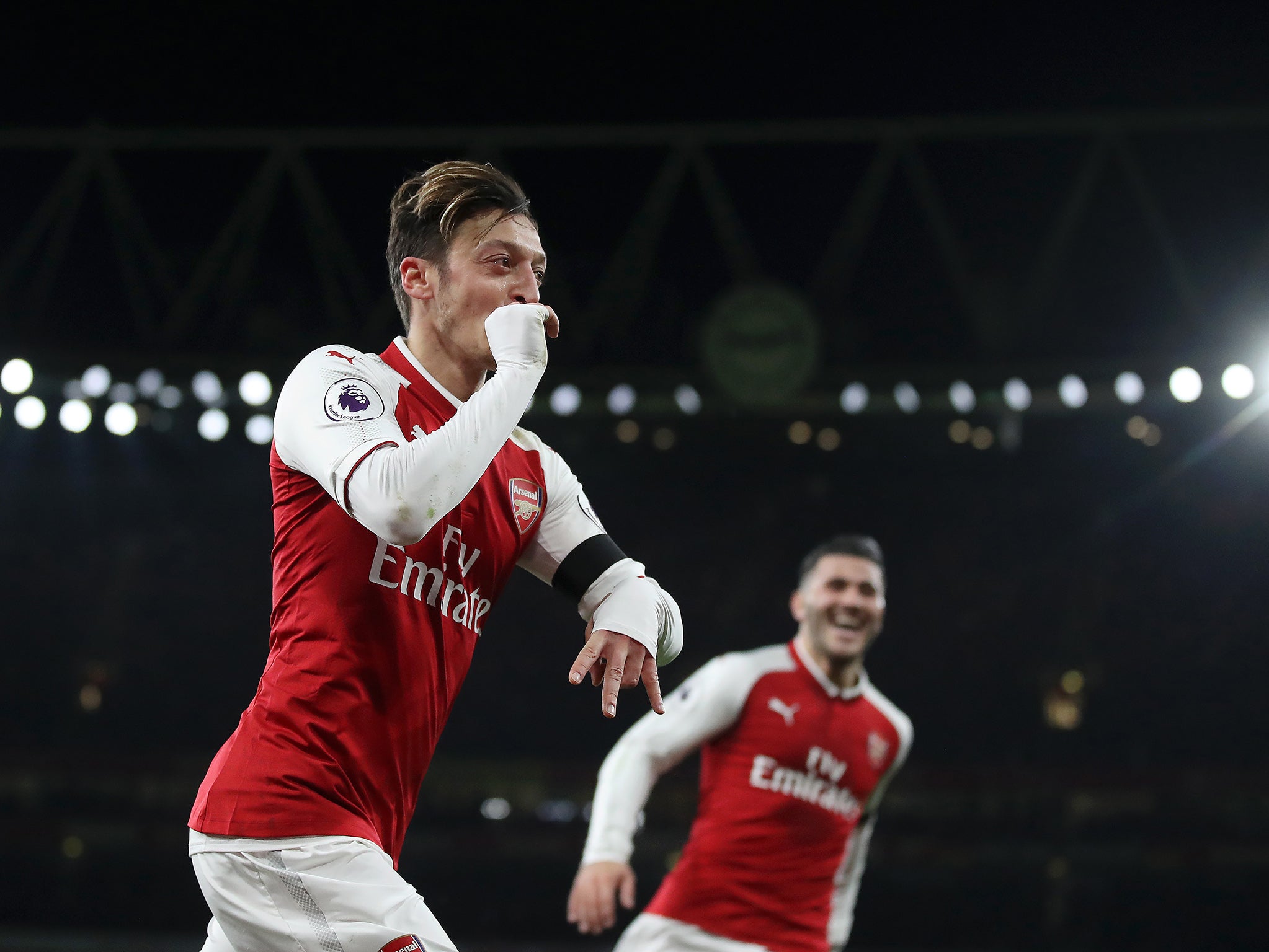 Arsene Wenger delighted with Mesut Ozil&apos;s fighting spirit after German steals the show against Huddersfield