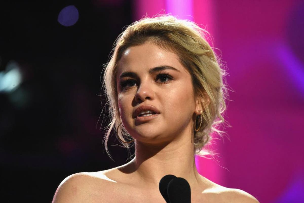 Selena Gomez gives tearful speech thanking friend who saved her life