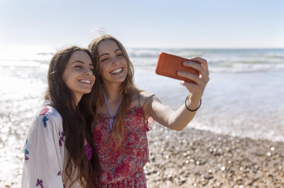 Selfitis Obsessive Taking Of Selfies A Serious Psychological Complex The Independent The