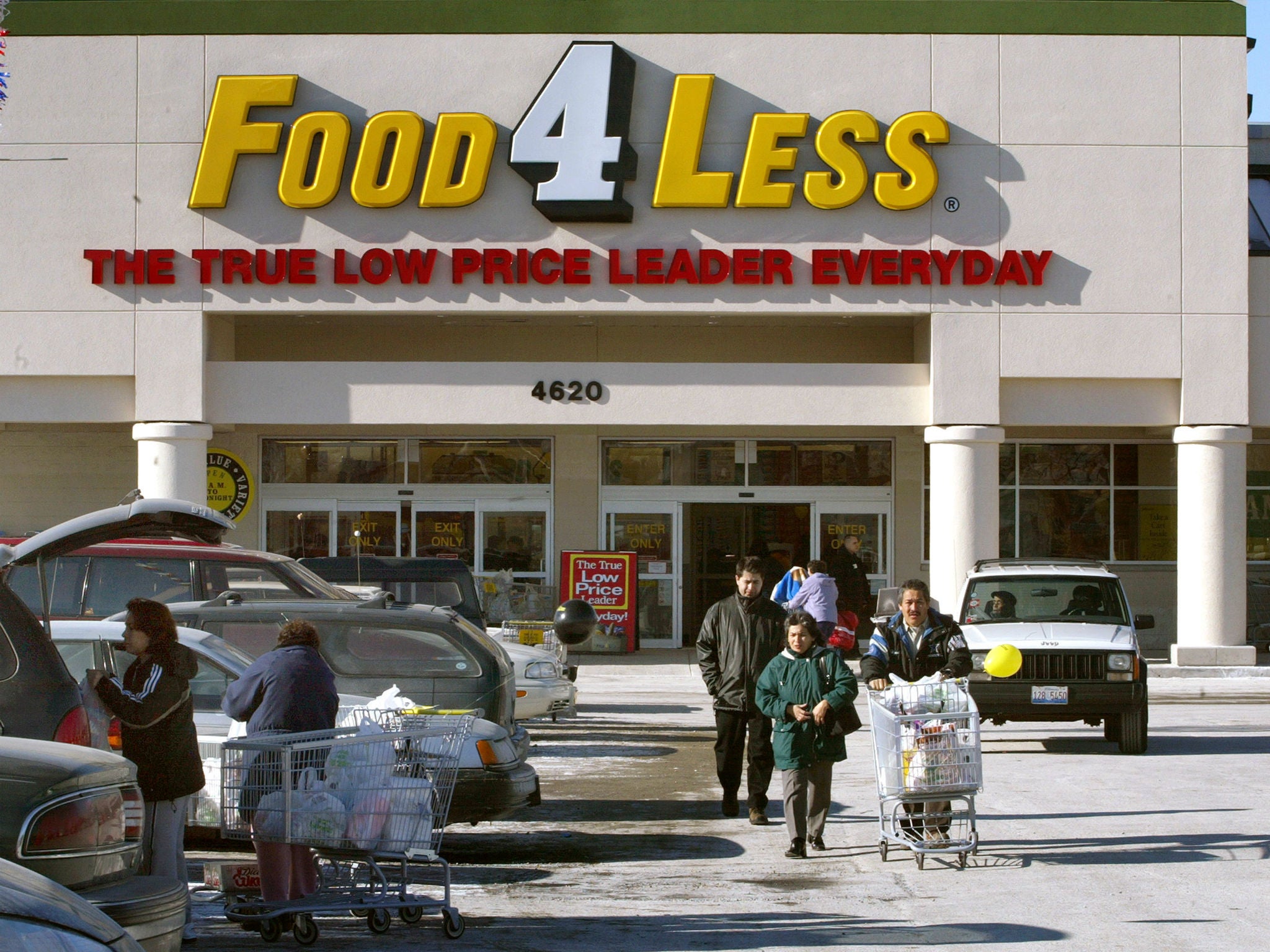 Shoppers enter a Food 4 Less, one of the chains that received mold-tainted water, in Chicago, Illinois on January 15, 2003