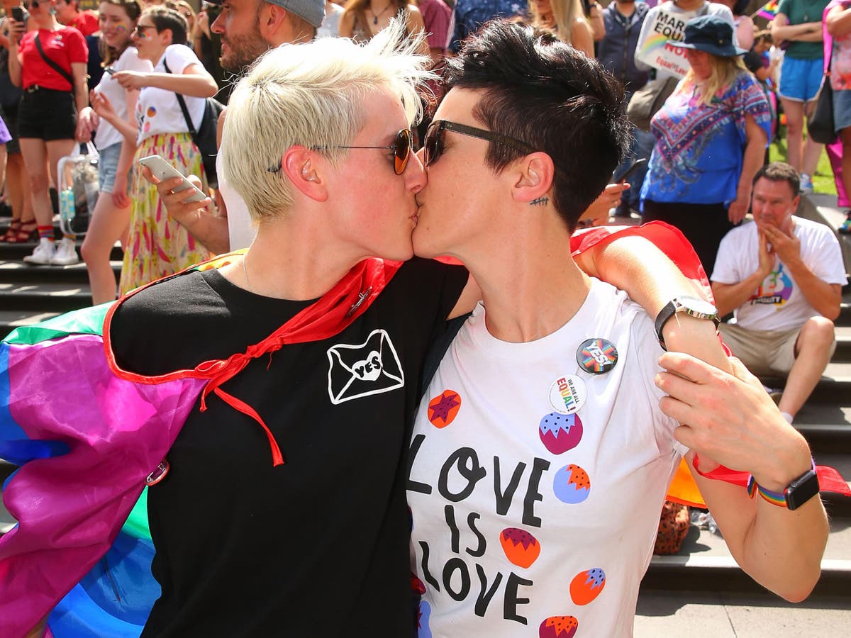 Australian kiss. Австрия ЛГБТ. Однополая вечеринка. ЛГБТ свадьба. Греция однополые браки.