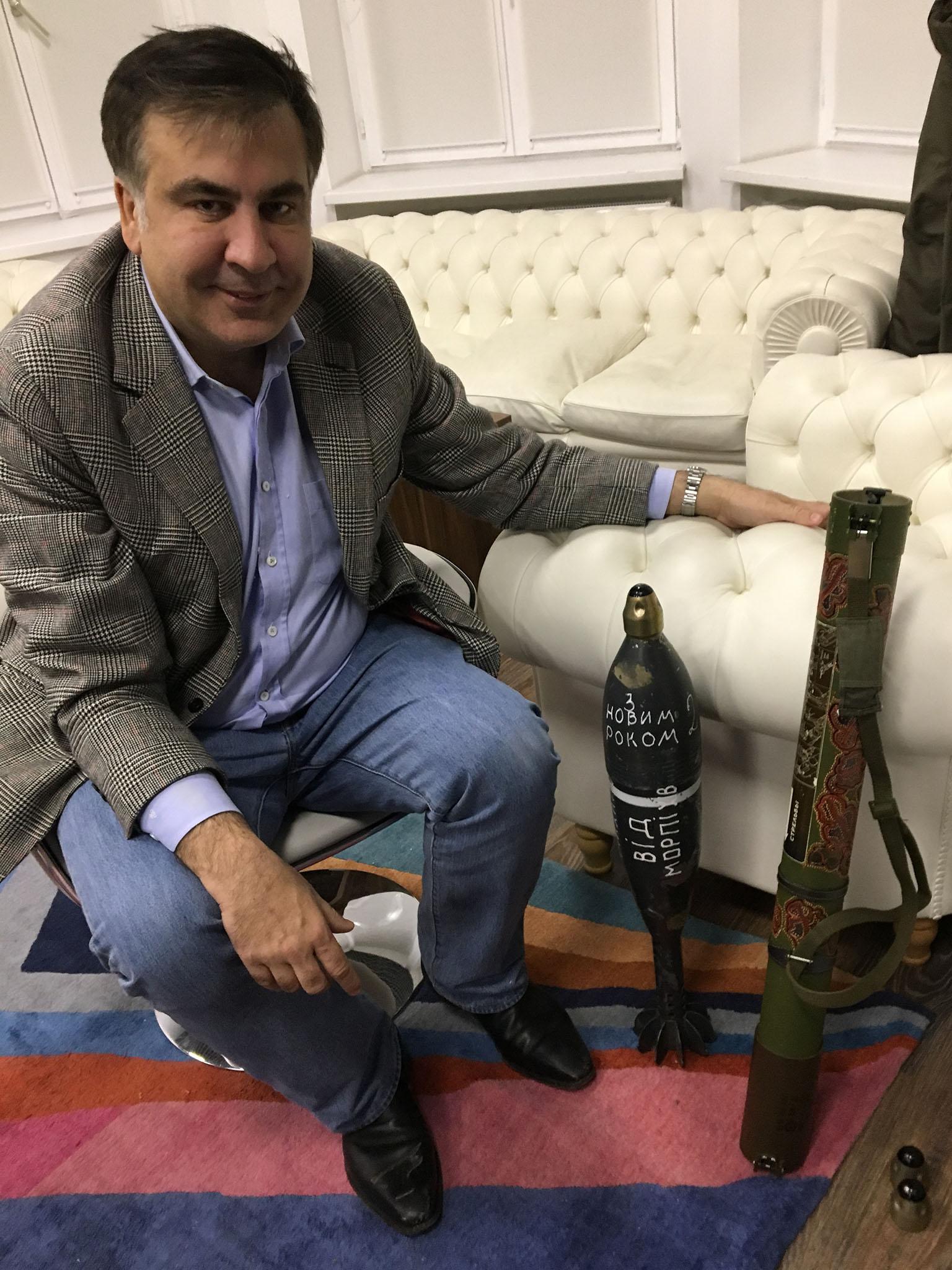 &#13;
Saakashvili with a mortar in his office, which carries messages of best wishes from the Ukrainian front line&#13;