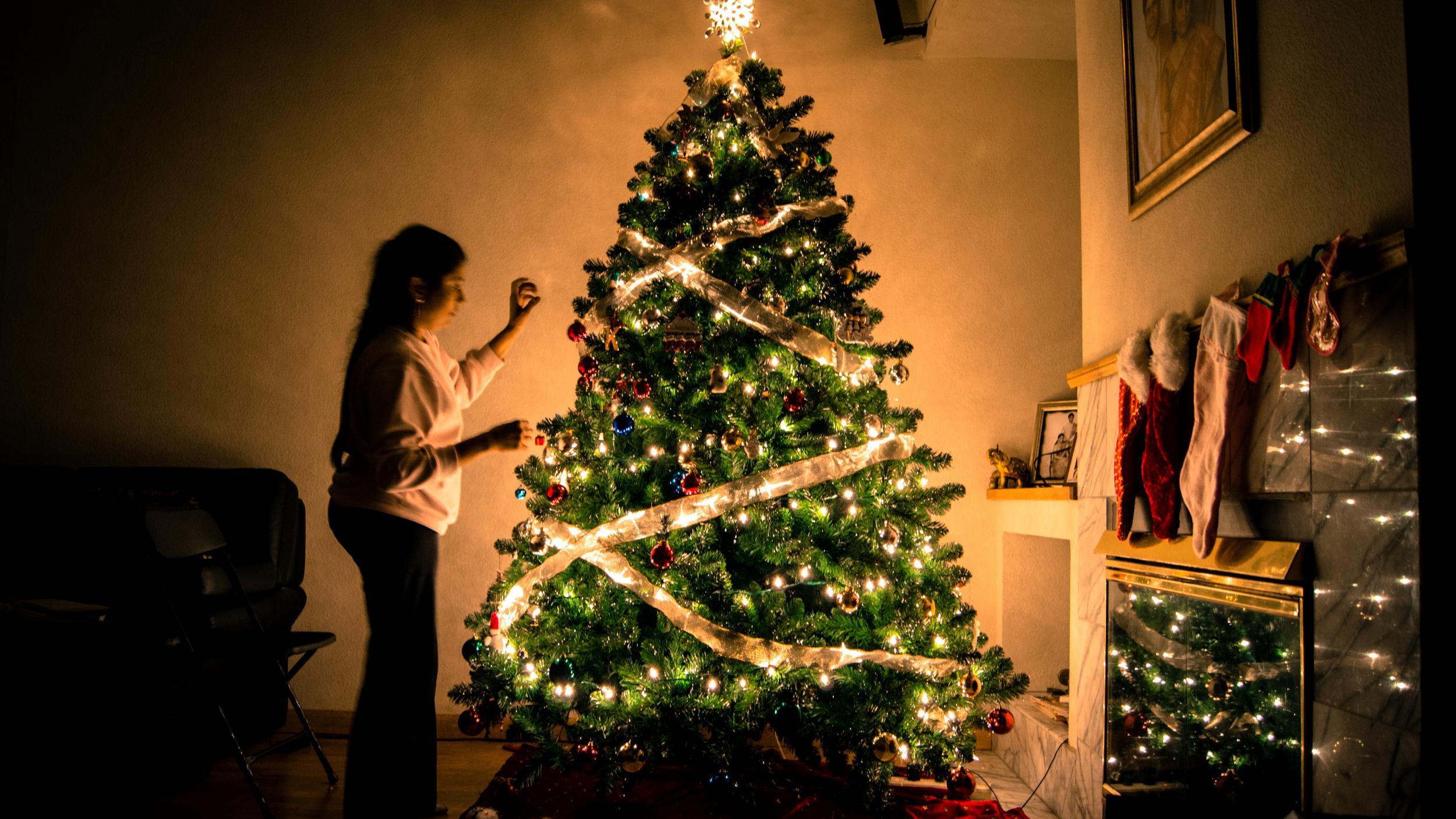 How to correctly dress Christmas tree lights, according to 
