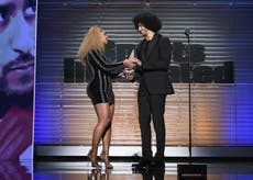 Beyonce surprises Colin Kaepernick with SI Muhammad Ali Legacy Award