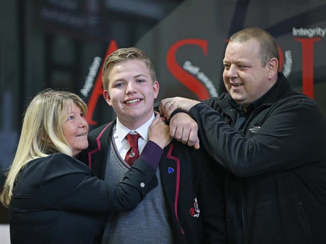 Stephen Geddes (center) with his mum Brenda and father Stephen