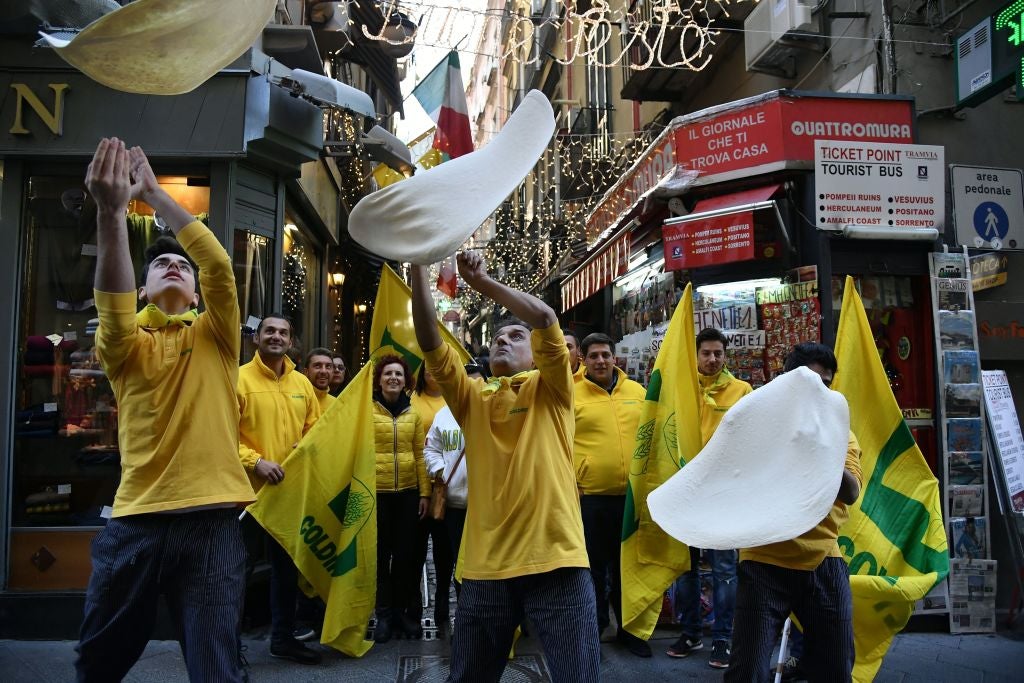 Pizzaiuoli immediately took to the streets of Naples to show off their skils