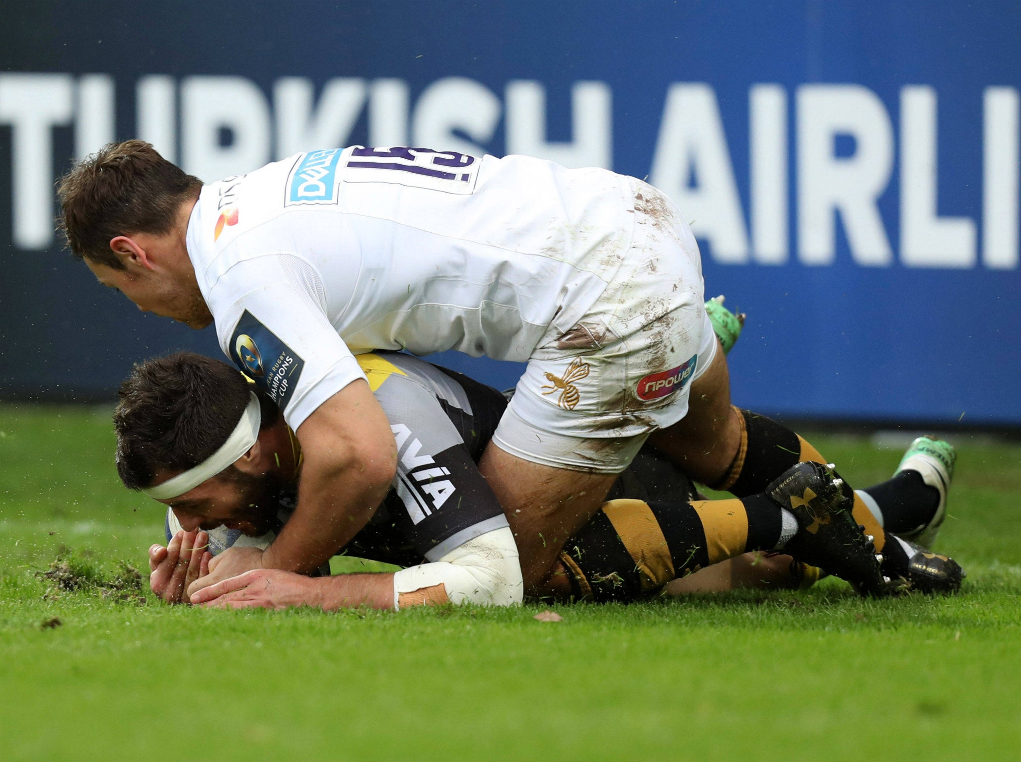 La Rochelle’s Pierre Aguillon scores despite the attentions of Willie Le Roux