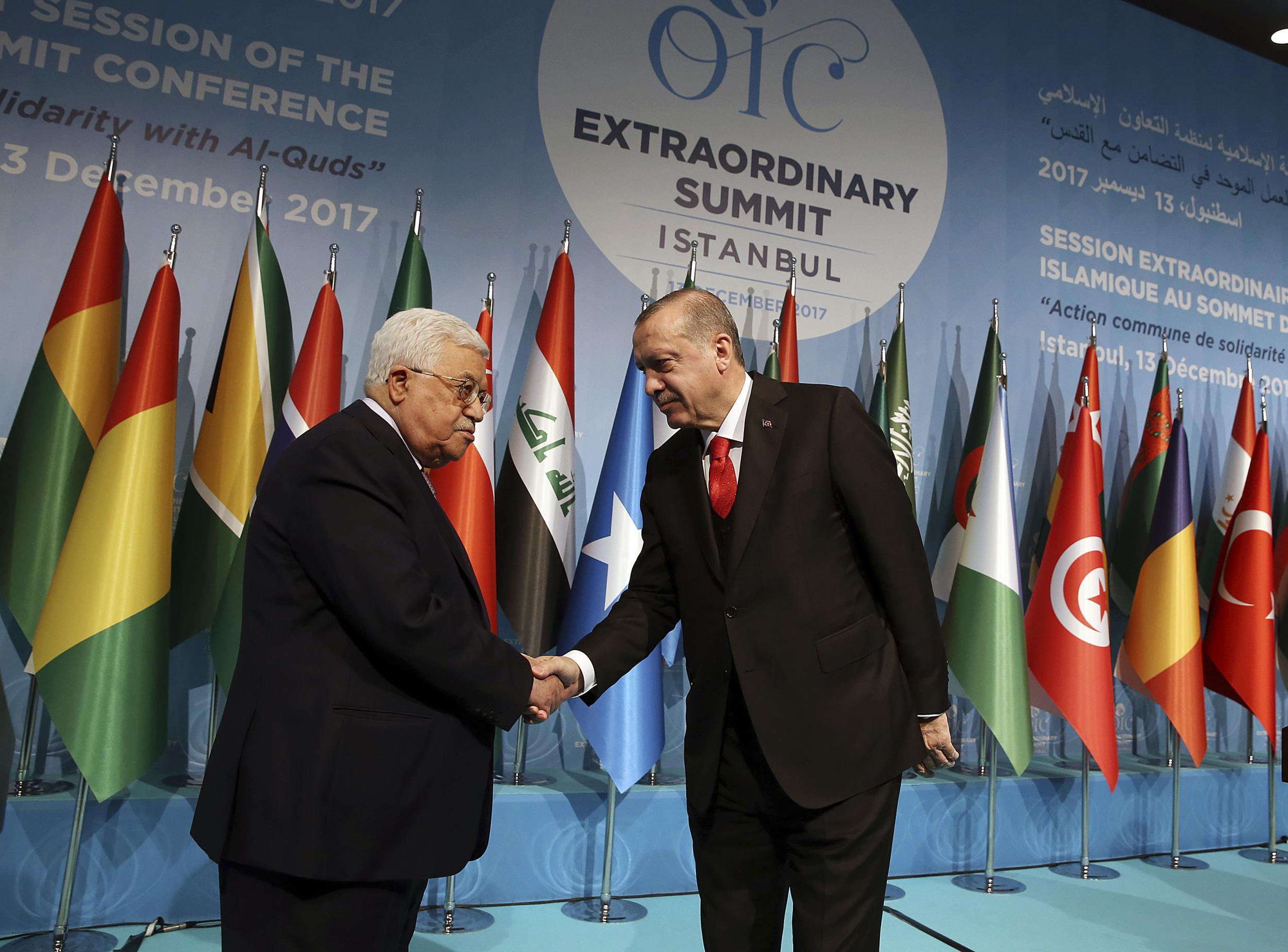 Turkish President Erdogan (right, with his Palestine counterpart Mahmoud Abbas) at least declared that Washington could no longer be a negotiator