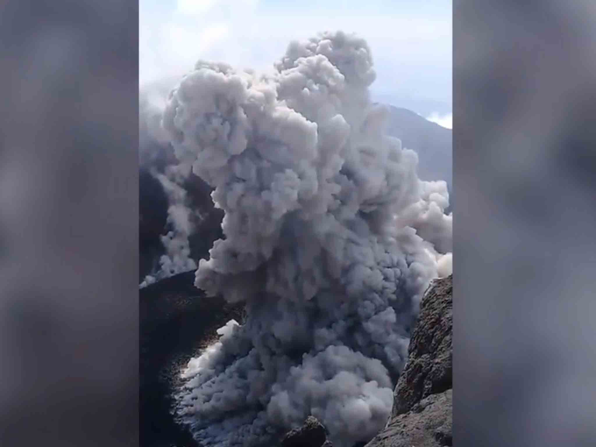 Ikomang Giri captured footage of the Bali volcano erupting
