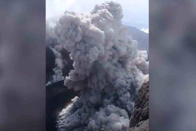 Ikomang Giri captured footage of the Bali volcano erupting